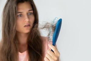 jovem está chateada por causa da perda de cabelo foto