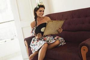 mulher feliz com disco de vinil antigo foto