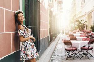 mulher feliz em lindo vestido na rua foto