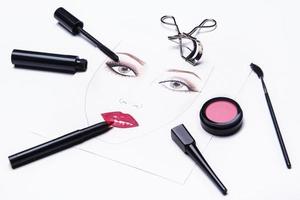 gráfico facial e diferentes objetos de maquiagem e cosméticos foto