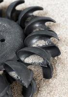 turbina de água pelton na areia sem água foto