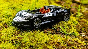 um carro de brinquedo no chão verde musgo foto