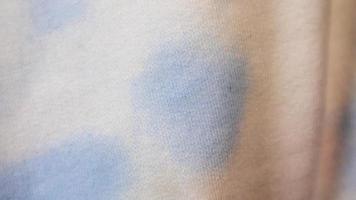 textura de pano branco estampada em vermelho e azul como plano de fundo foto