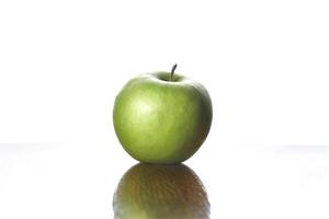 maçã verde na mesa de madeira com fundo branco foto