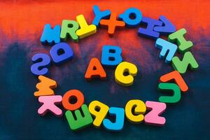 letras coloridas abc feitas de madeira foto