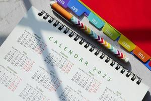 calendário de 2023 anos na mesa de escritório foto