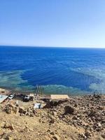 bela vista do mar do mar vermelho sobre as montanhas sinai foto