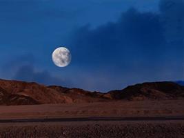 lua cheia no caminho alto para o caminho das montanhas de sharm el sheikh foto