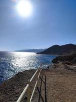 bela vista do mar do mar vermelho sobre as montanhas sinai foto