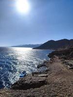 bela vista do mar do mar vermelho sobre as montanhas sinai foto