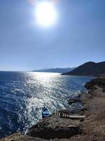 bela vista do mar do mar vermelho sobre as montanhas sinai foto