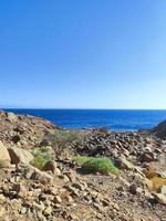 bela vista do mar do mar vermelho sobre as montanhas sinai foto