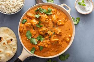 frango tikka masala, frango marinado cozido em molho de curry com especiarias foto