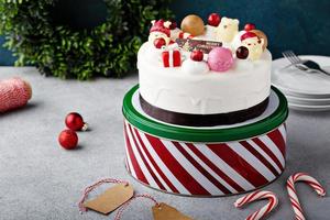 bolo de celebração de natal de chocolate branco com decorações de férias foto