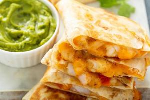 quesadillas de camarão e queijo servidas com guacamole foto