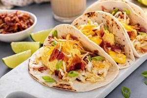 tacos de café da manhã com fricassé, ovos e bacon foto