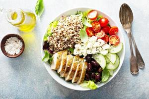tigela de almoço de inspiração grega com frango e quinoa foto