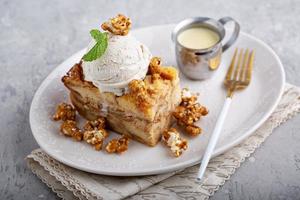 pudim de pão de maçã caramelada com sorvete foto