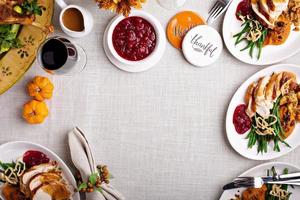 mesa de jantar festiva de ação de graças com pratos de comida foto