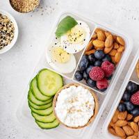 almoço ou lanche com alimentos ricos em proteínas foto