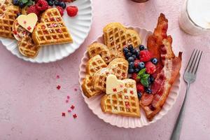 café da manhã do dia dos namorados para dois com waffles em forma de coração foto