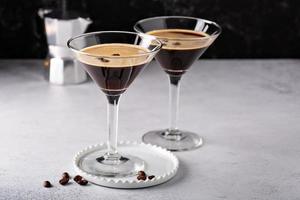 espresso martini em dois copos foto