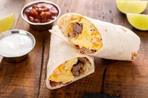 burrito de café da manhã com linguiça, ovos, fricassé e queijo foto