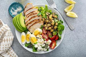 tigela de almoço de salada saudável com frango, abacate e grão de bico