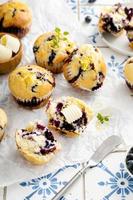 muffins de mirtilo com frutas frescas e conservas foto