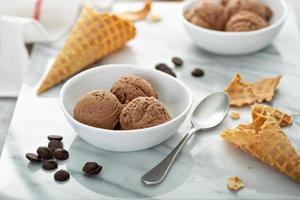 sorvete de chocolate simples em uma tigela foto