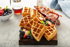 prato de café da manhã com waffles, frutas e bacon foto