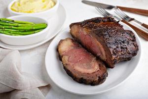 rosbife de domingo fatiado em um prato foto