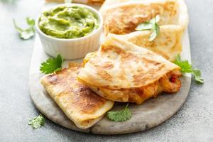 quesadillas de camarão e queijo servidas com guacamole foto