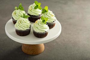 cupcakes de chocolate com menta foto