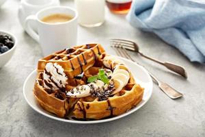 waffles de café da manhã com banana e chocolate foto