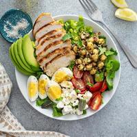 tigela de almoço de salada saudável com frango, abacate e grão de bico foto