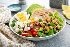 tigela de almoço de salada saudável com frango, abacate e grão de bico foto