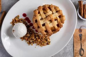 torta de maçã individual servida com sorvete e granola foto