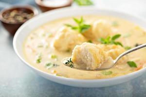 sopa de bolinhos de frango foto