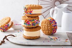 sanduíches de sorvete e biscoitos empilhados na mesa foto