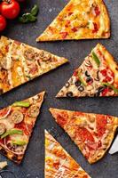 variedade de vista superior de fatias de pizza foto