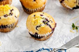 muffins de mirtilo com frutas frescas e conservas foto