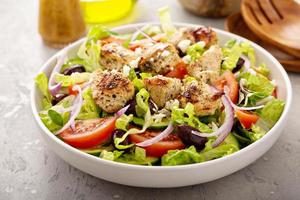 salada grega com molho vinagrete e frango grelhado foto