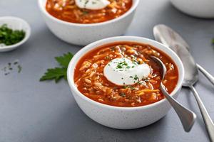 rolo de repolho e sopa de tomate, receita polonesa ou ucraniana foto