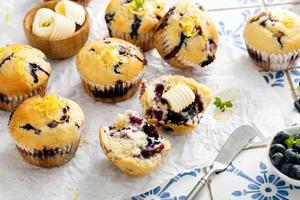 muffins de mirtilo com frutas frescas e conservas foto