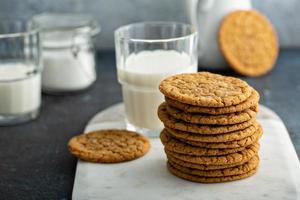 snickerdoodle ou biscoitos de melaço mastigáveis e finos foto