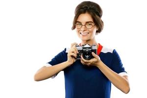 modelo de mulher em look vintage segurando a câmera retrô nas mãos foto