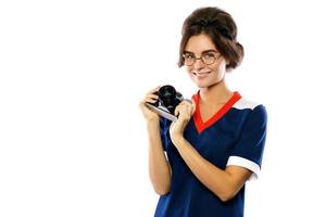 modelo de mulher em look vintage segurando a câmera retrô nas mãos foto