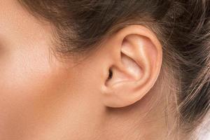 close-up tiro macro da orelha feminina foto