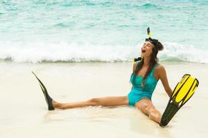 mulher jovem e bonita depois de mergulhar na praia foto